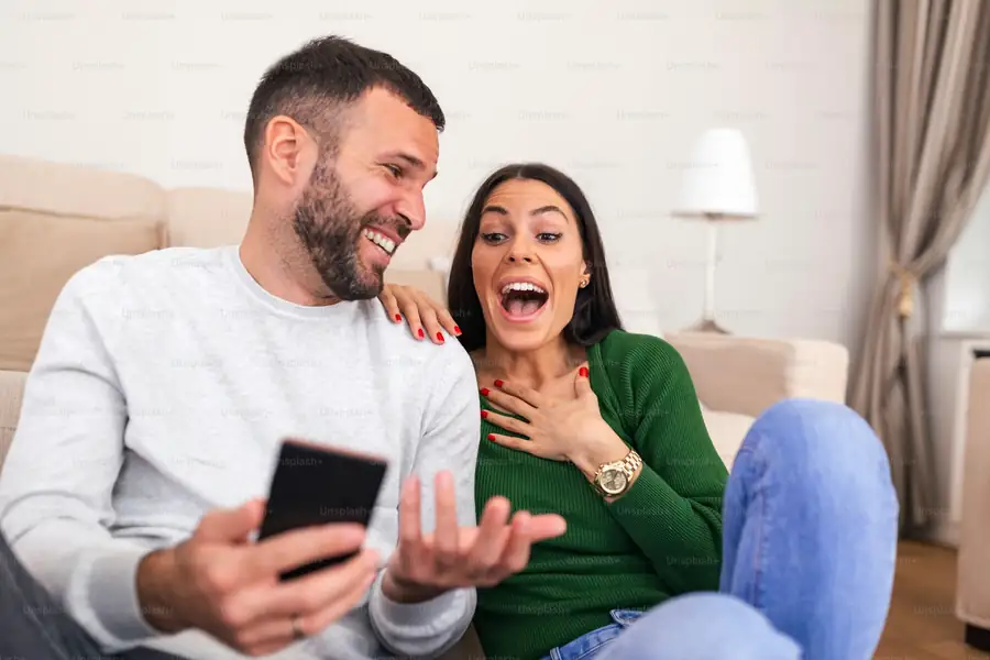 Pareja feliz usando el celular