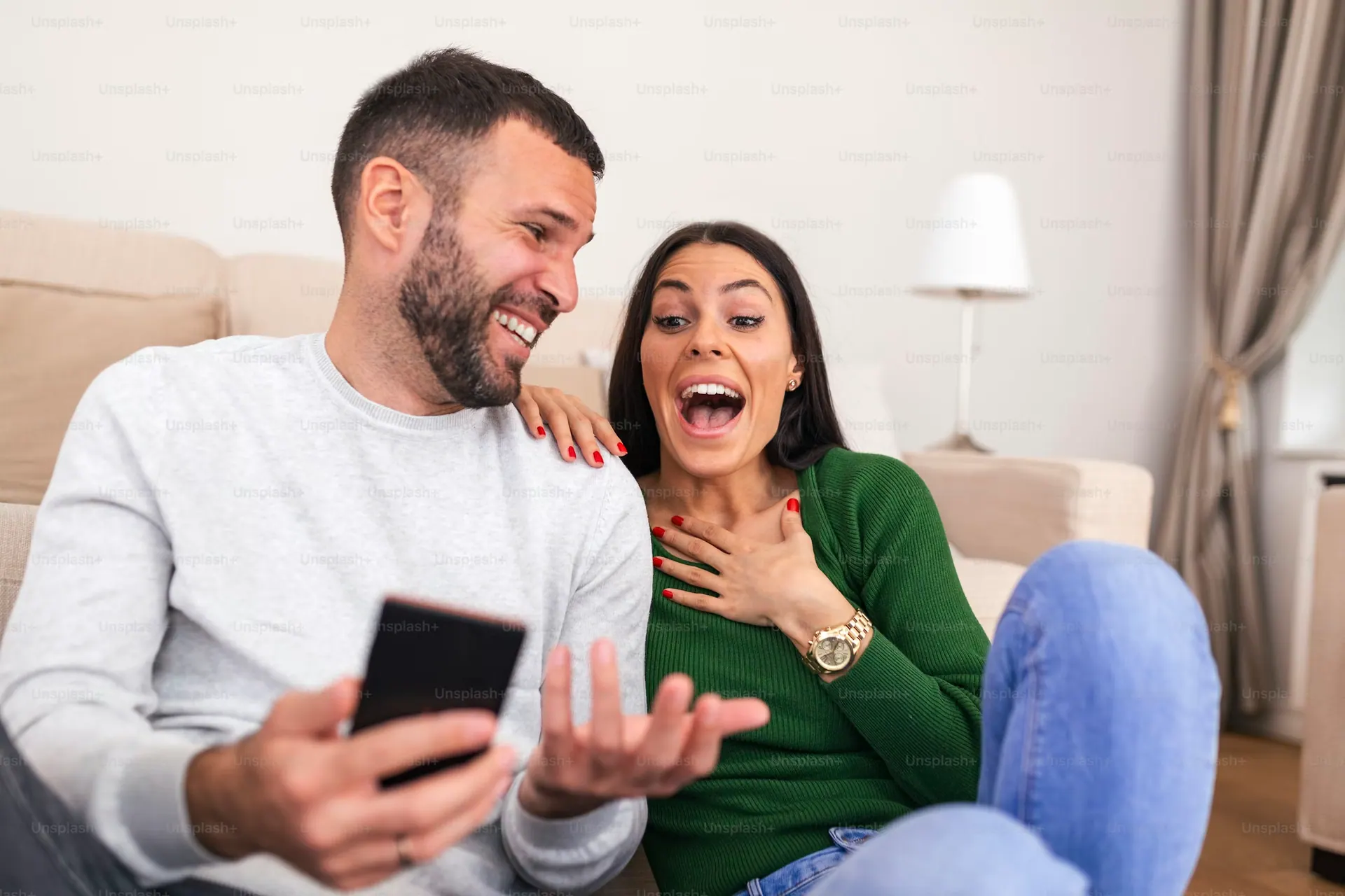 Pareja feliz usando el celular
